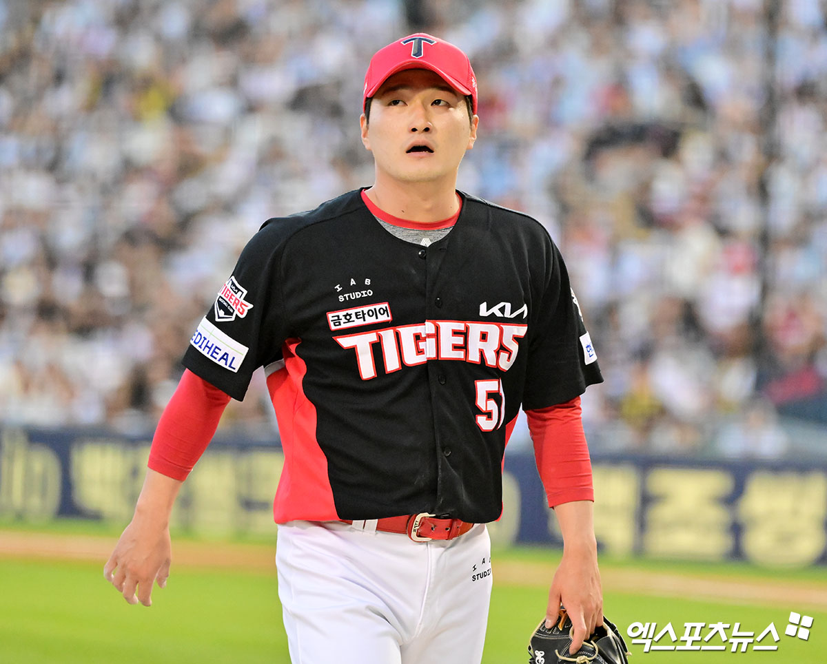 3일 오후 서울 송파구 잠실야구장에서 열린 '2025 신한 SOL Bank KBO리그' KIA 타이거즈와 두산 베어스의 경기, 7회말 수비를 마친 KIA 전상현이 더그아웃으로 향하고 있다. 엑스포츠뉴스 DB