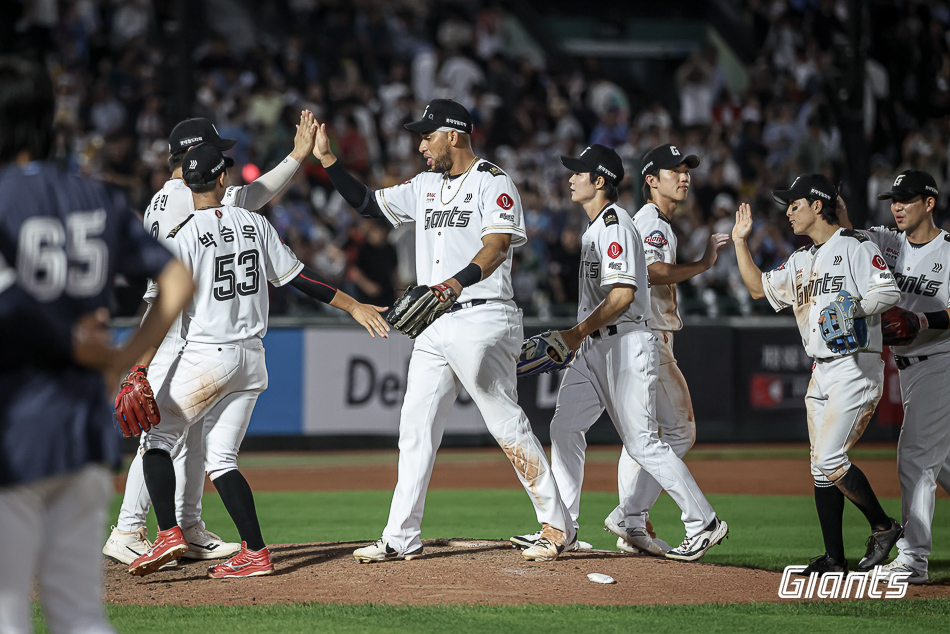 김태형 감독이 이끄는 롯데 자이언츠가 2025 시즌 6월 12승 10패를 기록, 월간 승률 3위를 기록했다. 주축 선수들의 부상 이탈 악재에도 뎁스 강화와 성적이라는 성과를 얻었다. 사진 롯데 자이언츠