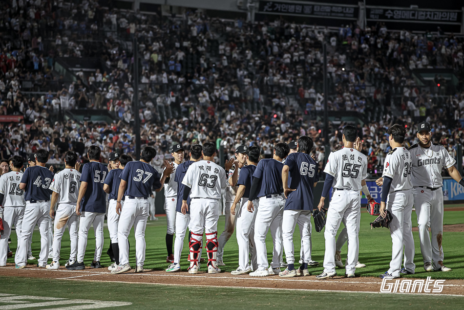 김태형 감독이 이끄는 롯데 자이언츠가 2025 시즌 6월 12승 10패를 기록, 월간 승률 3위를 기록했다. 주축 선수들의 부상 이탈 악재에도 뎁스 강화와 성적이라는 성과를 얻었다. 사진 롯데 자이언츠