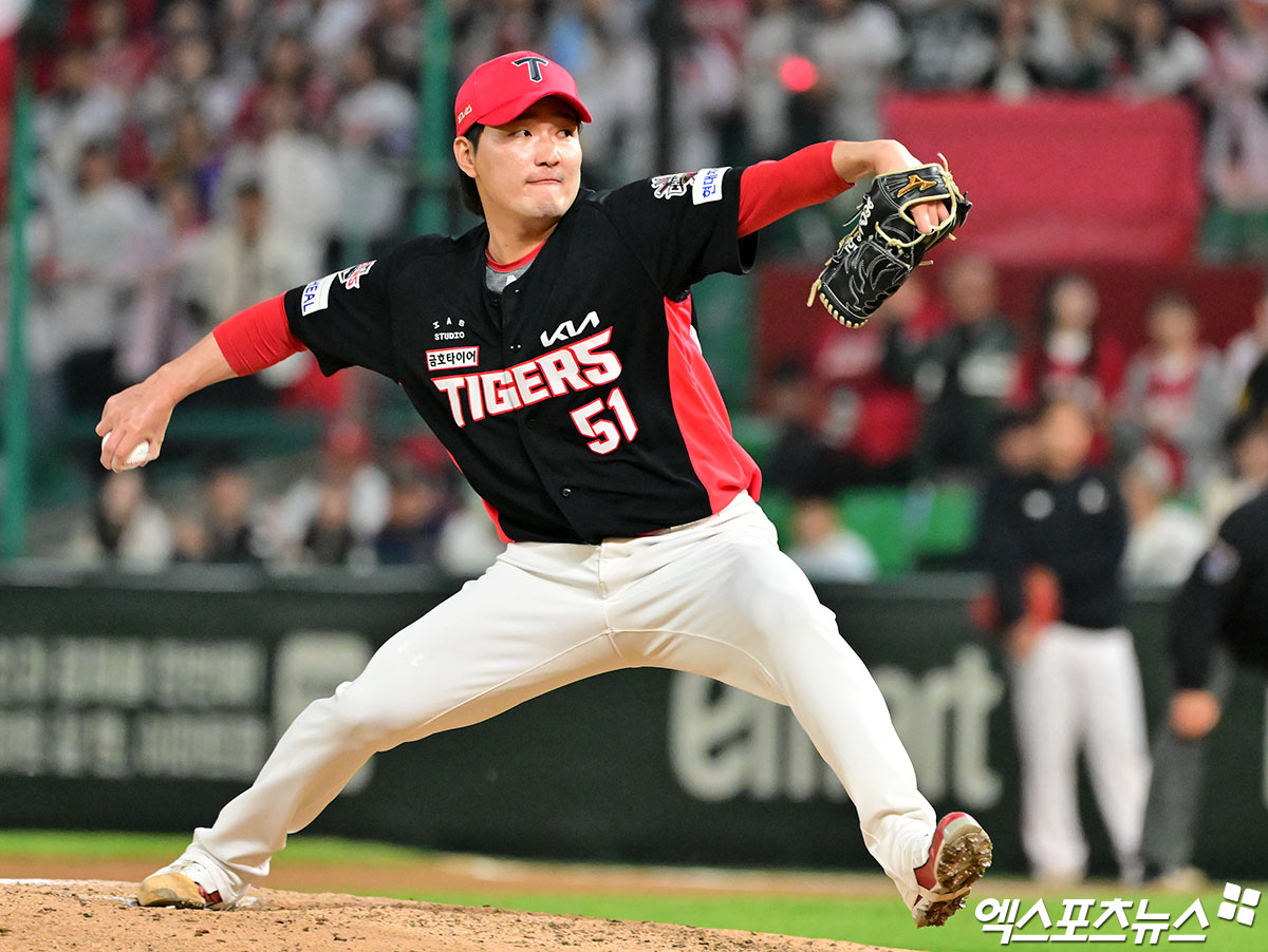 11일 오후 인천SSG랜더스필드에서 열린 '2025 신한 SOL Bank KBO리그' KIA 타이거즈와 SSG 랜더스의 더블헤더 2차전 경기, 6회말 1사 만루 KIA 전상현이 공을 힘차게 던지고 있다. 엑스포츠뉴스 DB
