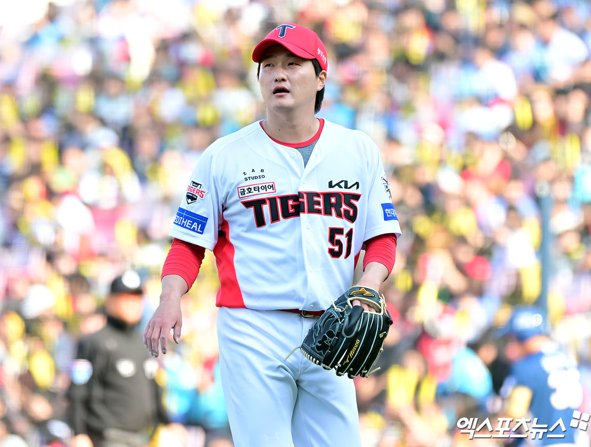 22일 오후 광주기아챔피언스필드에서 열린 '2025 신한 SOL Bank KBO리그' NC 다이노스와 KIA 타이거즈의 개막전 경기, 8회초 수비를 마친 KIA 전상현이 더그아웃으로 향하고 있다. 엑스포츠뉴스 DB