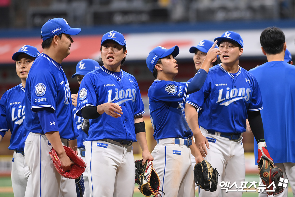 삼성 라이온즈 선수들이 올해 정규시즌 경기에서 승리 후 대화를 나누고 있다. 엑스포츠뉴스 DB