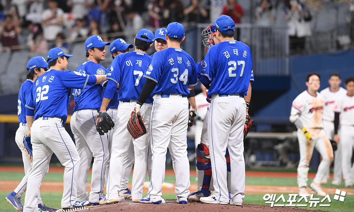 삼성 라이온즈 선수들이 올해 정규시즌 경기에서 승리 후 마운드에 모여 세리머니하고 있다. 엑스포츠뉴스 DB