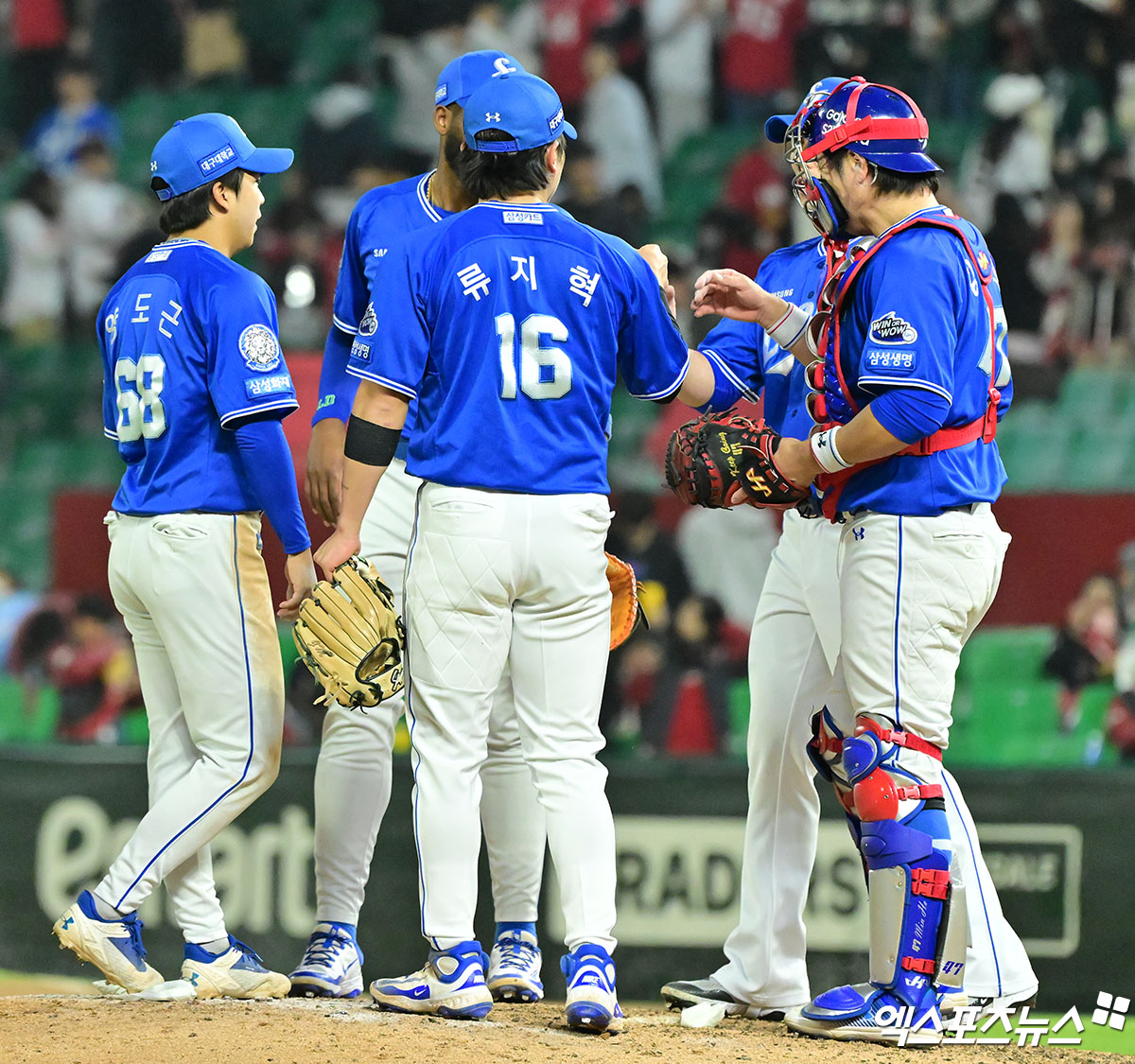 삼성 라이온즈 선수들이 올해 정규시즌 경기에서 승리 후 마운드에 모여 세리머니하고 있다. 엑스포츠뉴스 DB
