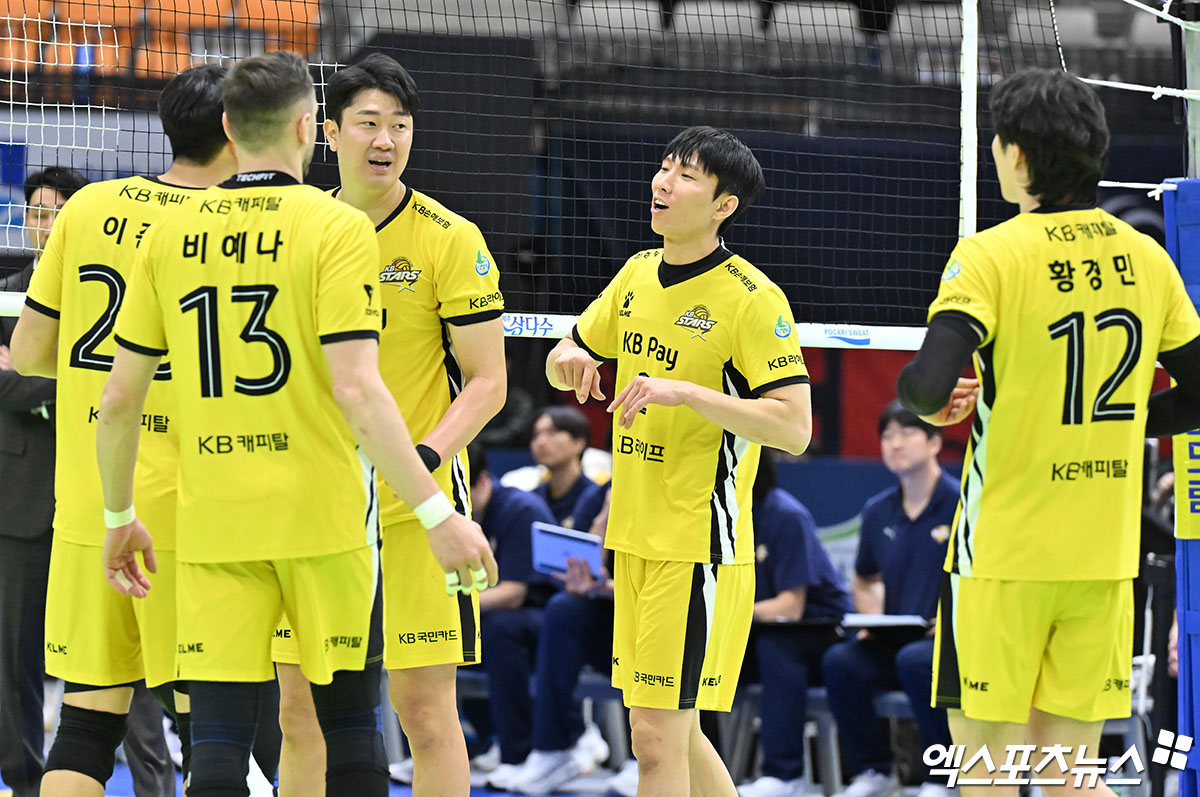 9일 오후 경기도 수원실내체육관에서 열린 ‘도드람 2023-2024 V-리그’ 한국전력과 KB손해보험의 경기, KB손해보험이 한국전력에 세트스코어 3:1(26-24, 28-30, 25-20, 25-17)로 승리하며 5연승을 기록했다.   4세트 KB손해보험 황택의가 선수들과 대화를 나누고 있다. 엑스포츠뉴스 DB