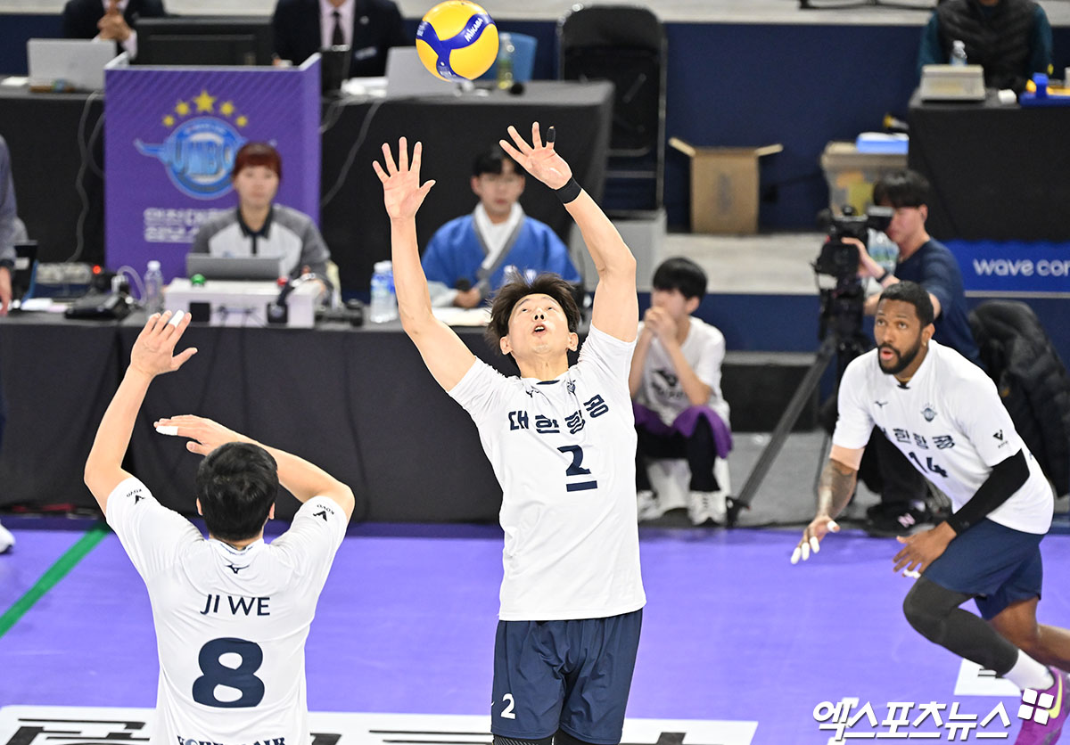 29일 오후 인천 계양체육관에서 열린 ‘도드람 2024-2025 V-리그’ 대한항공과 현대캐피탈의 경기, 대한항공 한선수가 토스를 하고 있다. 엑스포츠뉴스 DB