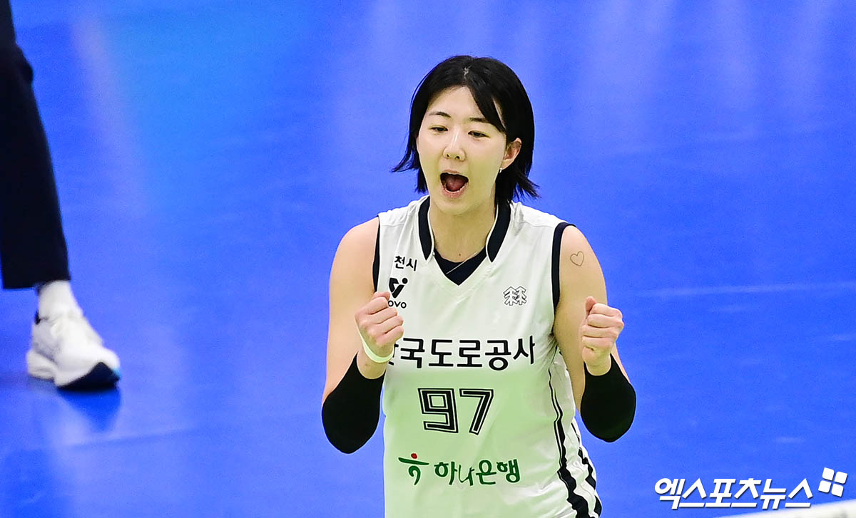 11일 오후 경기도 수원실내체육관에서 열린 '도드람 2024-2025 V리그' 현대건설과 한국도로공사의 경기, 도로공사 강소휘가 득점에 기뻐하고 있다. 엑스포츠뉴스 DB
