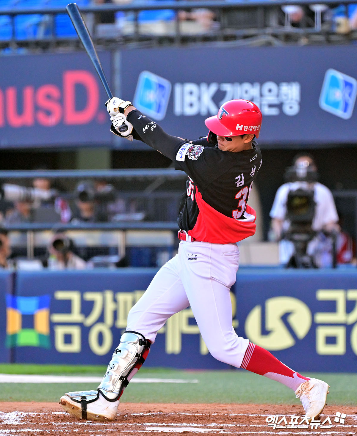 29일 오후 서울 송파구 잠실야구장에서 열린 '2025 신한 SOL Bank KBO리그' KIA 타이거즈와 LG 트윈스의 경기, 6회초 1사 2,3루 KIA 김석환이 2타점 3루타를 날리고 있다. 엑스포츠뉴스 DB