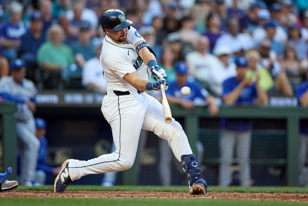 시애틀 매리너스 포수 칼 롤리가 1일 미국 워싱턴주 시애틀의 T-모바일 파크에서 열린 2025 미국 메이저리그(MLB) 캔자스시티 로열스와의 홈경기에 3번타자 겸 포수로 선발 출전해 3타수 1안타(1홈런) 2타점을 기록했다. AP 연합뉴스