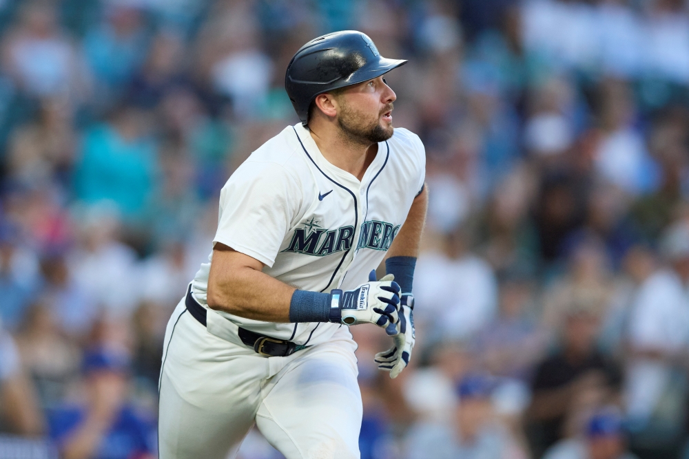 시애틀 매리너스 포수 칼 롤리가 1일 미국 워싱턴주 시애틀의 T-모바일 파크에서 열린 2025 미국 메이저리그(MLB) 캔자스시티 로열스와의 홈경기에 3번타자 겸 포수로 선발 출전해 3타수 1안타(1홈런) 2타점을 기록했다. AP 연합뉴스