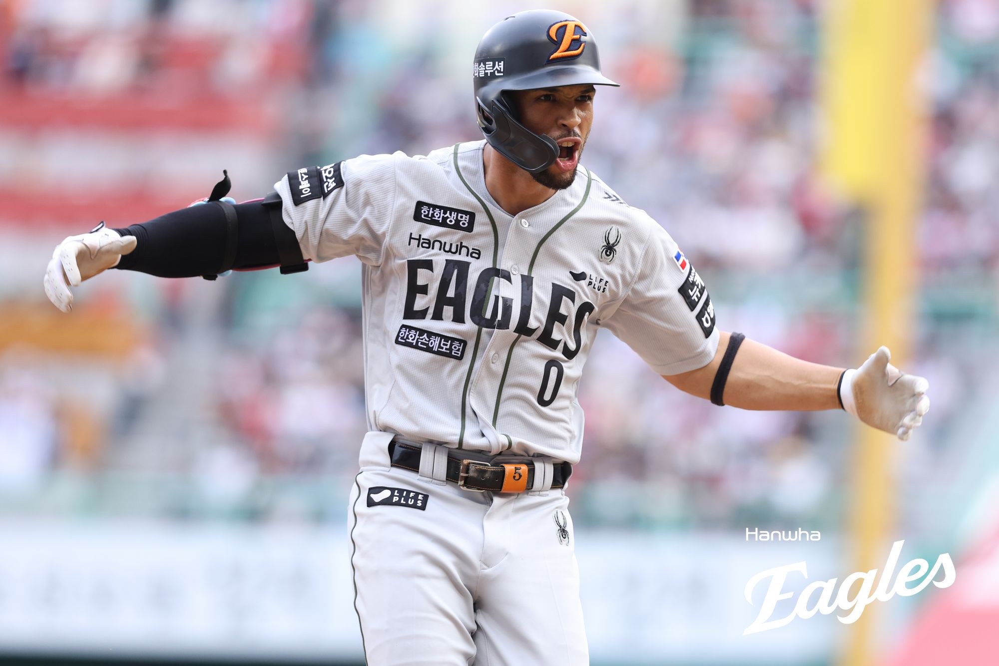 한화 이글스 베테랑 내야수 안치홍이 1일 1군 엔트리에서 말소됐다. 안치홍은 시즌 초반부터 겪은 손목 부상 여파로 몸 상태가 완전하지 않은 것으로 알려졌다. 한화는 안치홍을 말소한 뒤 외야수 이원석을 1군에 등록했다. 한화는 1일 대전 NC전 선발 마운드 위에 라이언 와이스를 올린다. 외국인 타자 리베라토는 2번 타자 중견수로 선발 출전한다. 한화 이글스