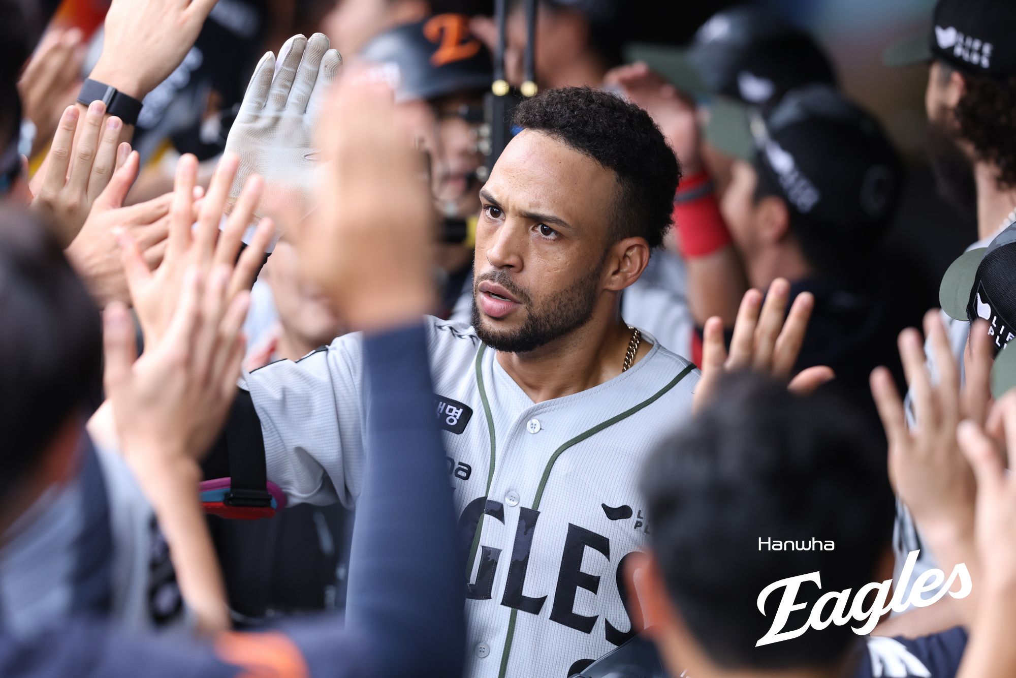 한화 이글스 베테랑 내야수 안치홍이 1일 1군 엔트리에서 말소됐다. 안치홍은 시즌 초반부터 겪은 손목 부상 여파로 몸 상태가 완전하지 않은 것으로 알려졌다. 한화는 안치홍을 말소한 뒤 외야수 이원석을 1군에 등록했다. 한화는 1일 대전 NC전 선발 마운드 위에 라이언 와이스를 올린다. 외국인 타자 리베라토는 2번 타자 중견수로 선발 출전한다. 한화 이글스