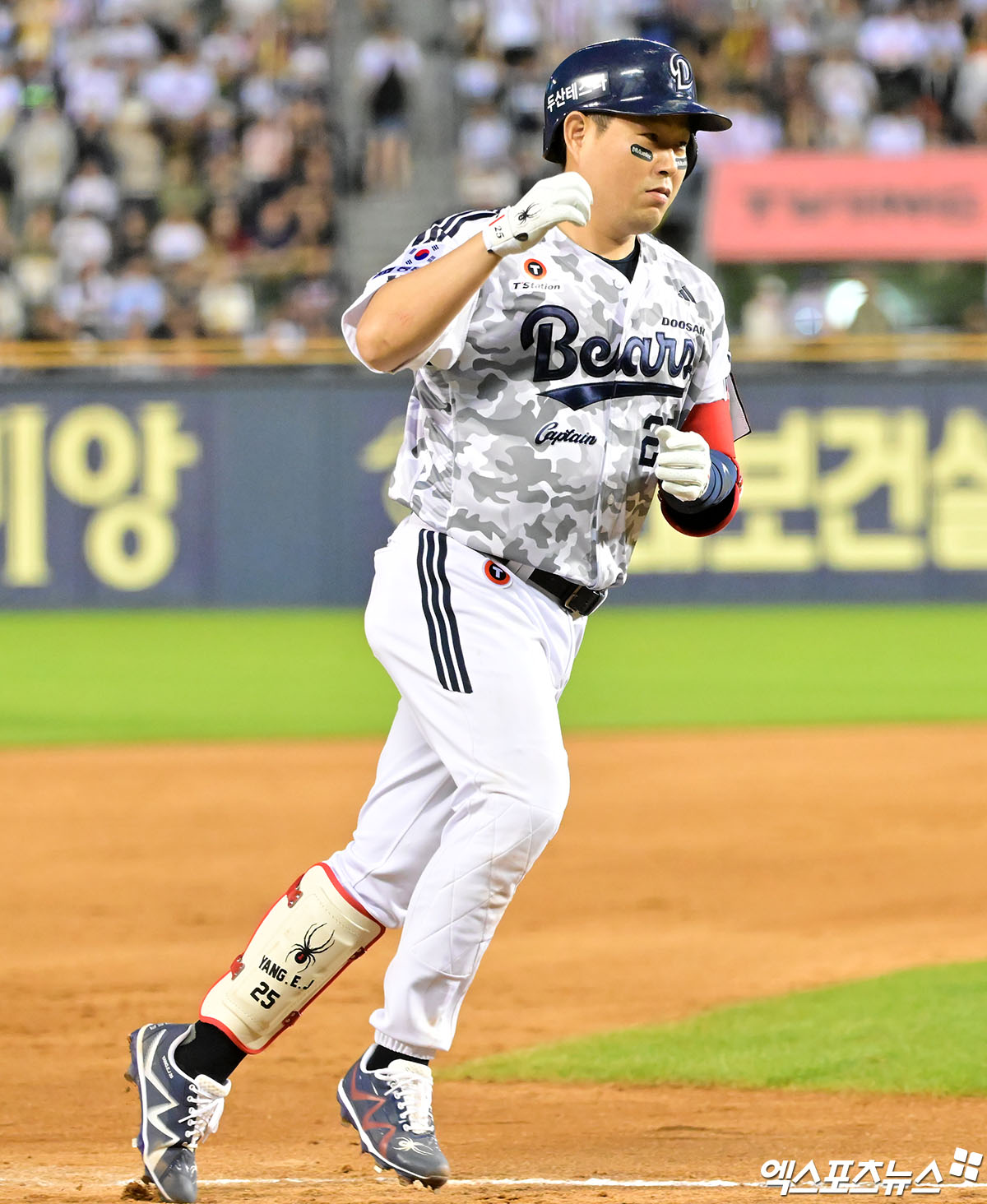 두산 베어스 포수 양의지가 올해 정규시즌 경기에 출전해 홈런을 친 뒤 베이스를 돌고 있다. 엑스포츠뉴스 DB