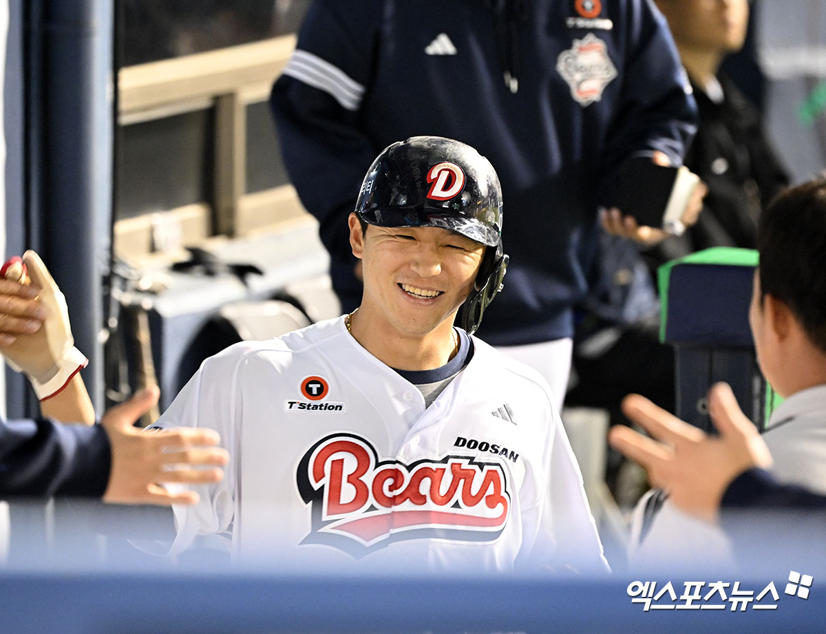 두산 베어스 내야수 박계범이 올해 정규시즌 경기에서 득점 후 미소 짓고 있다. 엑스포츠뉴스 DB