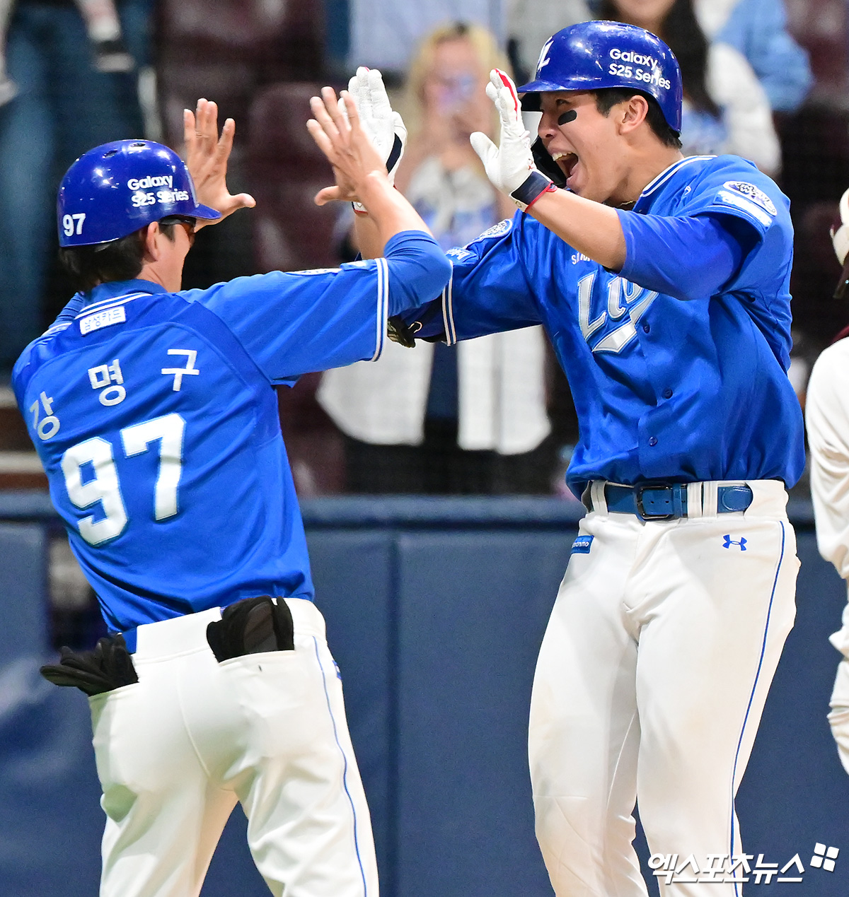 삼성 라이온즈 내야수 김영웅이 올해 정규시즌 경기에서 홈런을 친 뒤 코치와 하이파이브하고 있다. 엑스포츠뉴스 DB