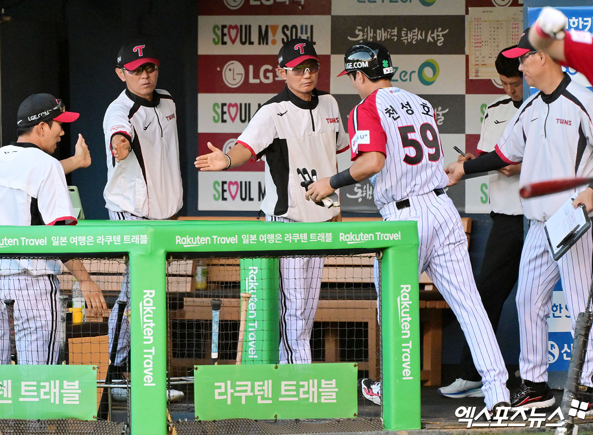염경엽 감독이 이끄는 LG 트윈스가 1일 부산 사직야구장에서 열리는 2025 신한 SOL Bank KBO리그 롯데 자이언츠와 팀 간 6차전에서 2연패 탈출에 도전한다. 사진 엑스포츠뉴스 DB