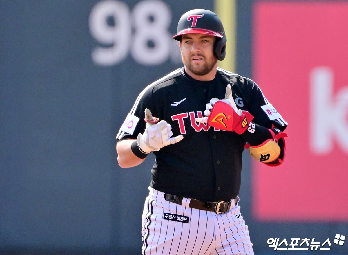 LG 트윈스 외국인 타자 오스틴 딘이 1일 부산 사직야구장에서 열린 2025 신한 SOL Bank KBO리그 롯데 자이언츠와의 팀 간 6차전에서 시즌 20호 홈런을 기록, KBO 역대 49번째 3년 연속 20홈런의 주인공이 됐다. 사진 엑스포츠뉴스 DB