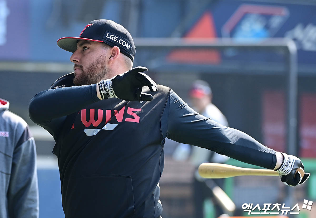 LG 트윈스 외국인 타자 오스틴 딘이 1일 부산 사직야구장에서 열린 2025 신한 SOL Bank KBO리그 롯데 자이언츠와의 팀 간 6차전에서 시즌 20호 홈런을 기록, KBO 역대 49번째 3년 연속 20홈런의 주인공이 됐다. 사진 엑스포츠뉴스 DB