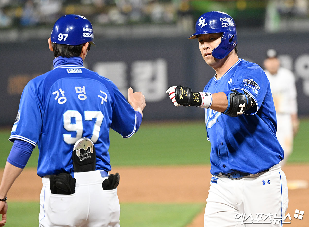 삼성 라이온즈 포수 강민호가 올해 정규시즌 경기에 출전해 안타를 친 뒤 코치와 하이파이브하고 있다. 엑스포츠뉴스 DB