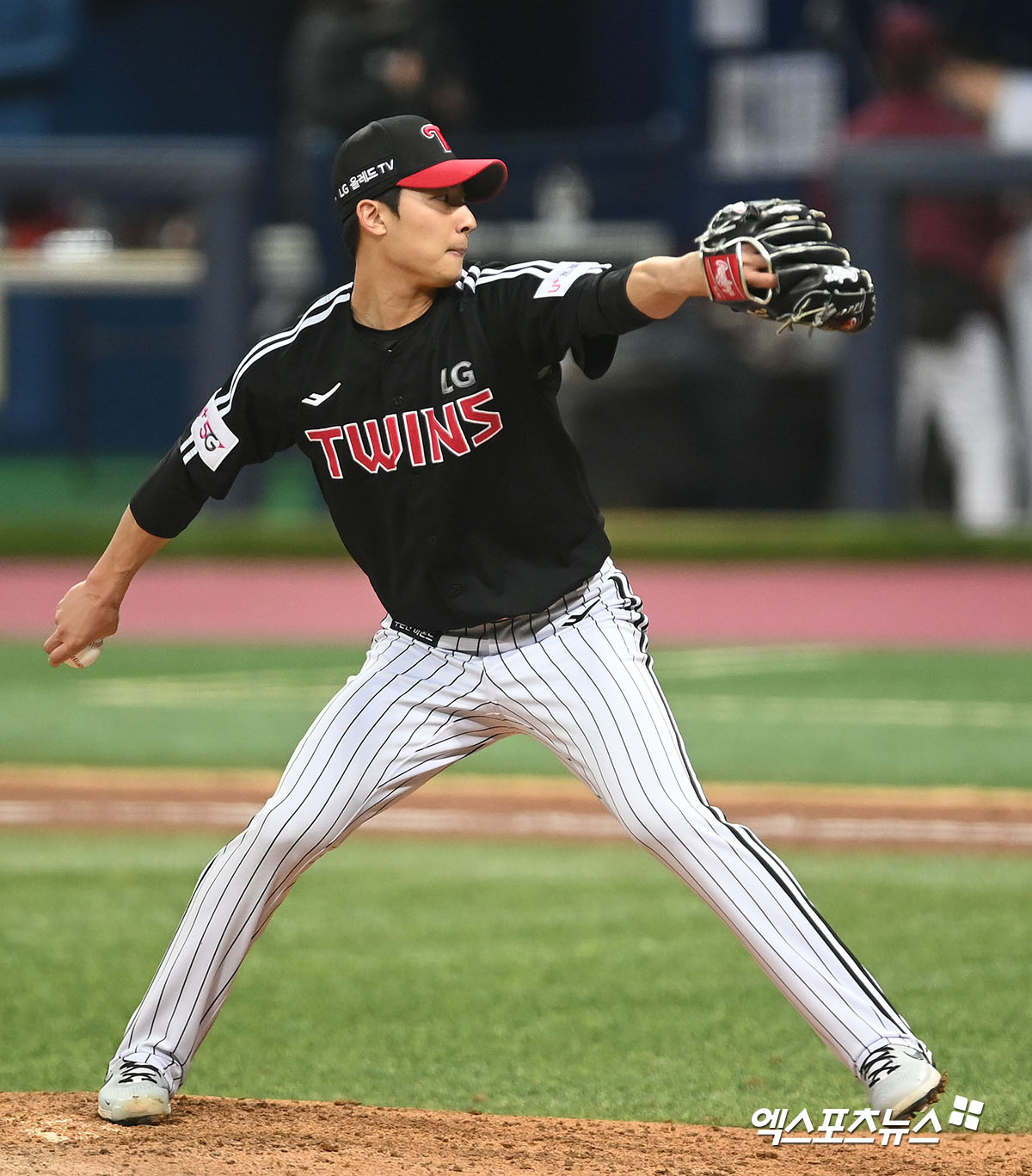 LG 트윈스 우완 이정용이 1일 부산 사직야구장에서 열린 2025 신한 SOL Bank KBO리그 롯데 자이언츠와의 팀 간 6차전에서 2이닝 1피안타 무실점을 기록했다. 사진 엑스포츠뉴스 DB