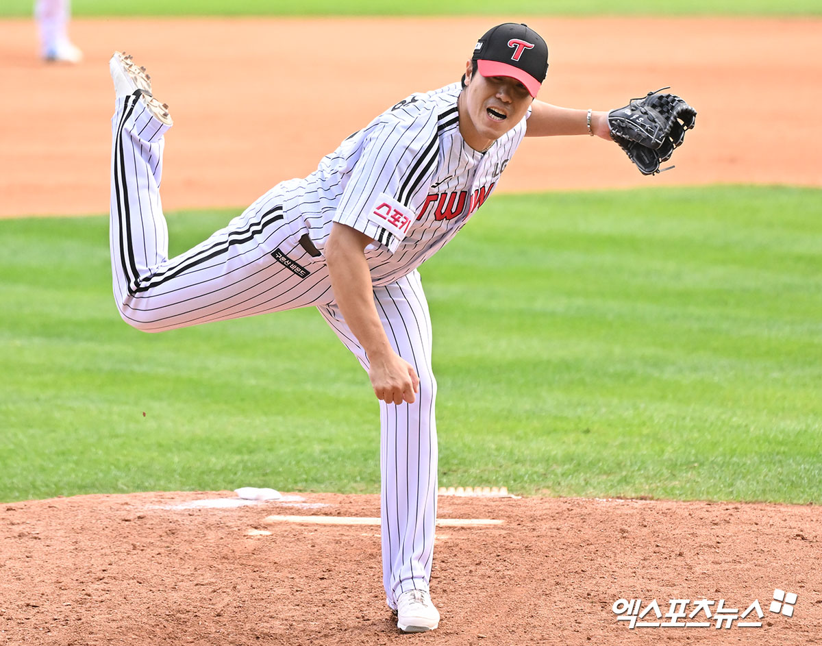 LG 트윈스 베테랑 우완 김진성이 1일 부산 사직야구장에서 열린 2025 신한 SOL Bank KBO리그 롯데 자이언츠와의 팀 간 6차전에서 홀드를 기록, KBO 역대 5번째 3년 연속 20홀드 고지를 밟았다. 사진 엑스포츠뉴스 DB