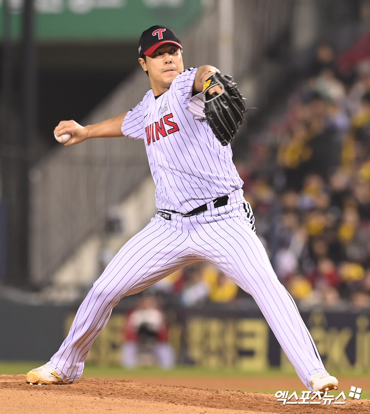 LG 트윈스 베테랑 우완 김진성이 1일 부산 사직야구장에서 열린 2025 신한 SOL Bank KBO리그 롯데 자이언츠와의 팀 간 6차전에서 홀드를 기록, KBO 역대 5번째 3년 연속 20홀드 고지를 밟았다. 사진 엑스포츠뉴스 DB