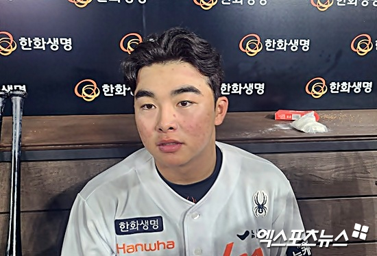 한화 이글스 외야수 문현빈이 1일 대전 NC 다이노스전에서 추격 솔로 홈런과 결승 스퀴즈 번트로 팀 역전승에 이바지했다. 문현빈은 3할 타율을 유지하면서 정규타석 기준 리그 타율 5위와 팀 내 타율 1위에 올라 있다. 대전, 김근한 기자