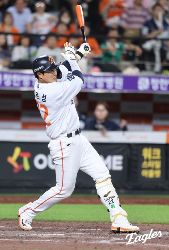 한화 이글스 내야수 채은성이 1일 대전 NC전에서 8회 말 승리에 쐐기를 박는 3점 홈런을 때렸다. 채은성은 상대 투수 주무기인 체인지업을 노려 시즌 12호 아치를 그렸다. 한화 이글스