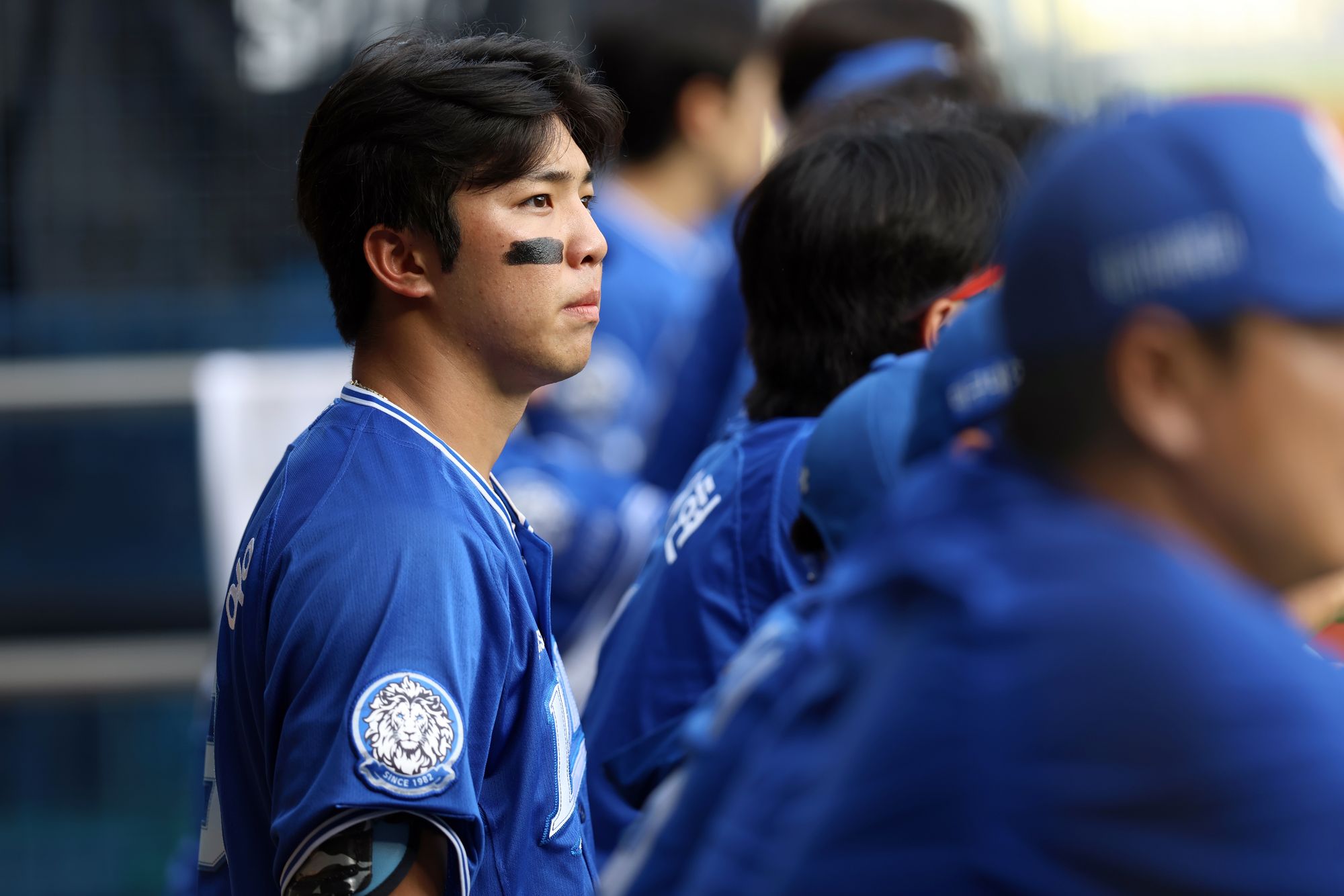 삼성 라이온즈 김영웅이 1일 서울 잠실야구장에서 열린 두산 베어스전에서 경기를 바라보고 있다. 삼성 라이온즈