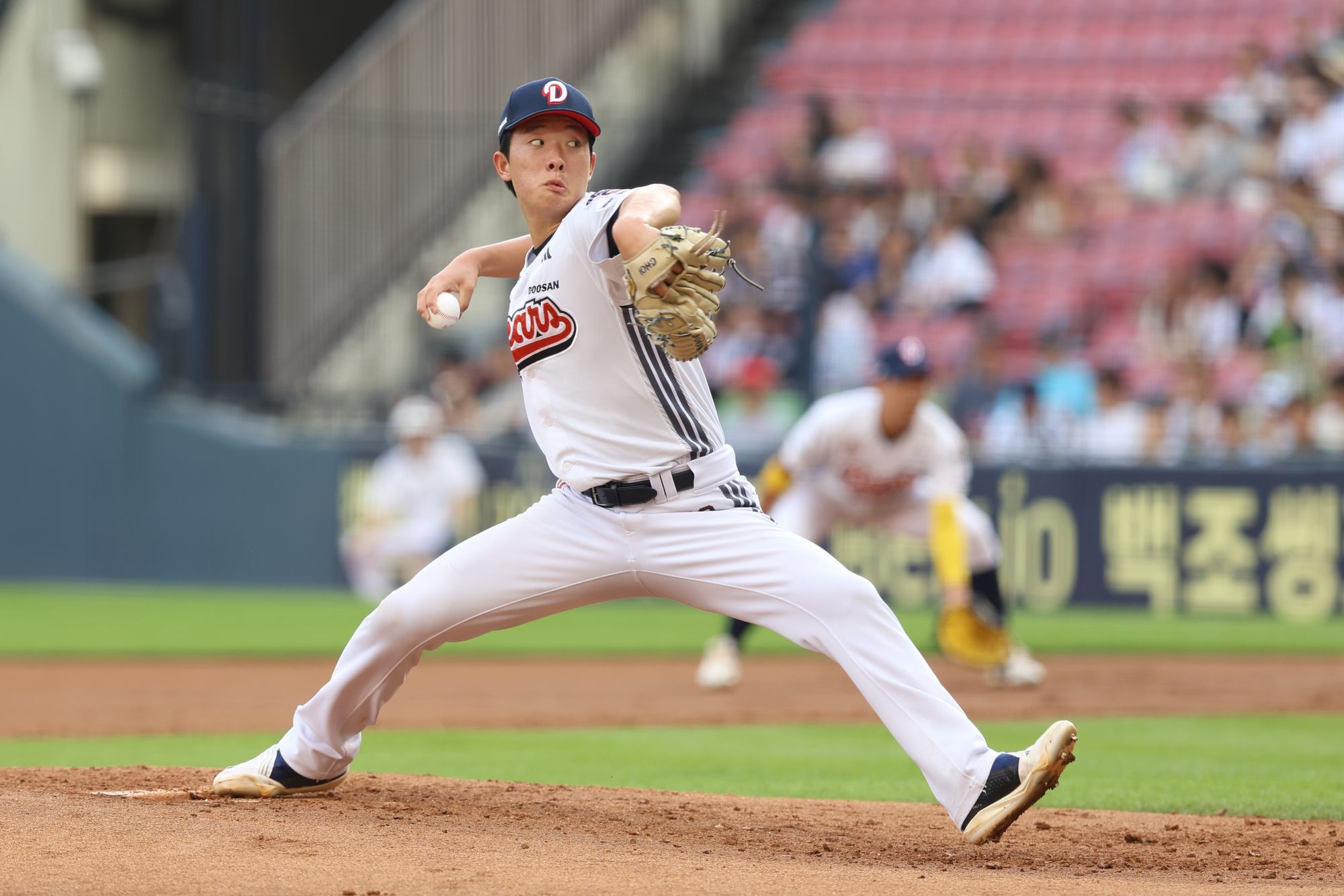 두산 베어스 신인투수 최민석이 1일 서울 잠실야구장에서 열린 삼성 라이온즈와의 홈경기에 선발 등판해 투구하고 있다. 두산 베어스