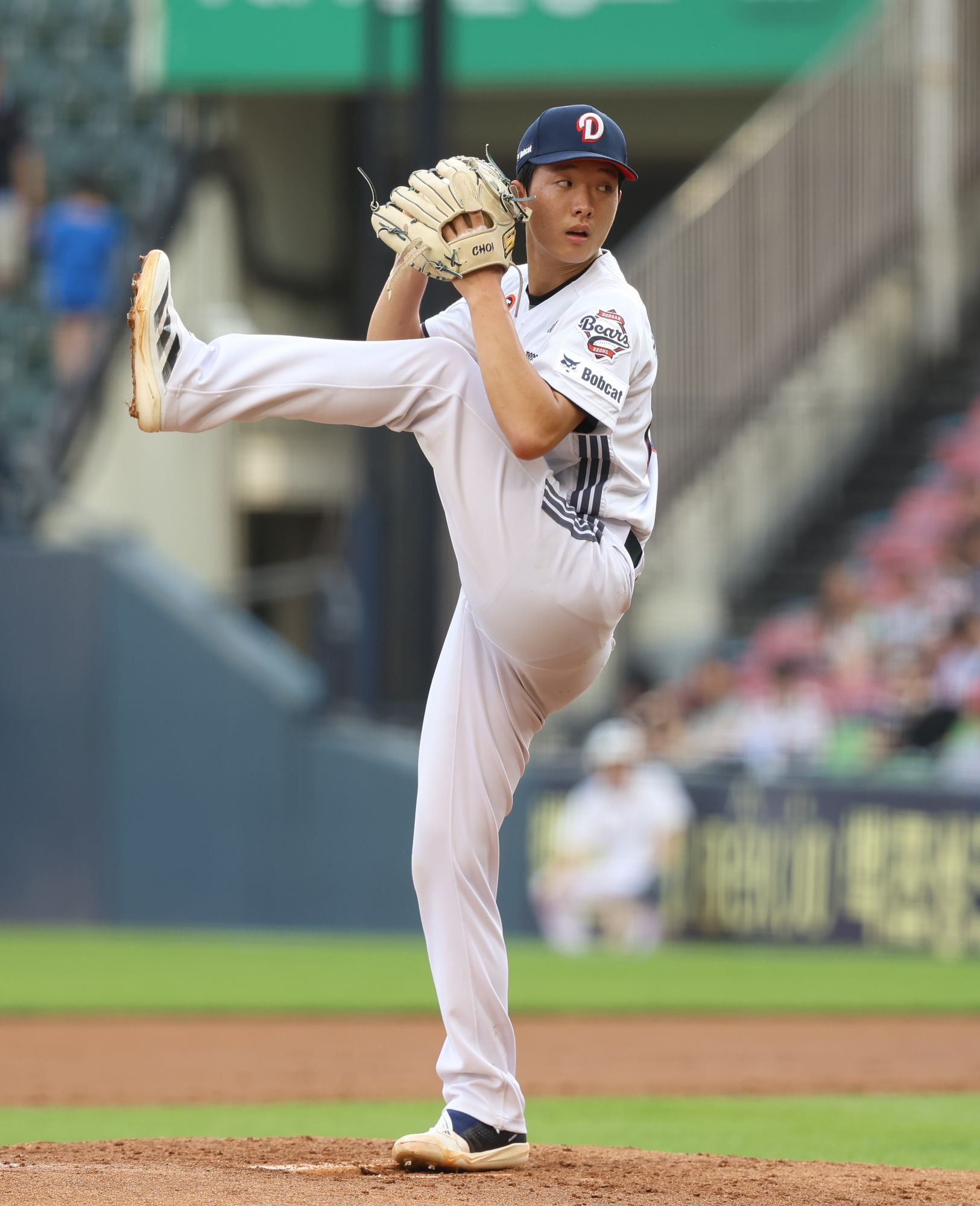 두산 베어스 신인투수 최민석이 1일 서울 잠실야구장에서 열린 삼성 라이온즈와의 홈경기에 선발 등판해 투구하고 있다. 두산 베어스