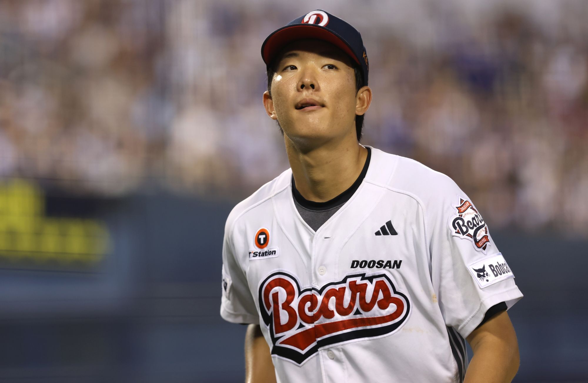 두산 베어스 신인투수 최민석이 1일 서울 잠실야구장에서 열린 삼성 라이온즈와의 홈경기에 선발 등판해 이닝을 마친 뒤 더그아웃으로 들어가고 있다. 두산 베어스