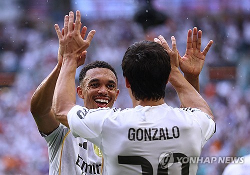 레알 마드리드의 초신성이 클럽월드컵에서 맹활약하고 있다. 레알 마드리드가 신성 곤살로 가르시아의 결승골로 이탈리아의 명문 구단 유벤투스를 꺾고 2025 국제축구연맹(FIFA) 클럽월드컵 8강에 진출했다. 클럽월드컵을 앞두고 리버풀을 떠나 레알 마드리드에 합류한 트렌트 알렉산더 아놀드는 레알 마드리드 소속으로 첫 도움을 올렸다. 사진 연합뉴스