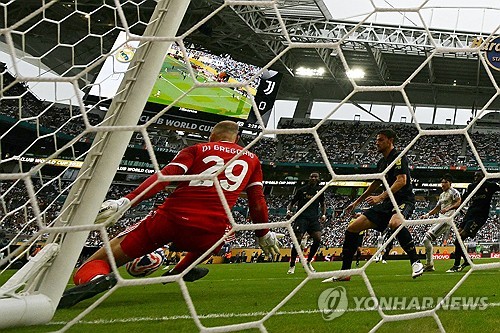 레알 마드리드의 초신성이 클럽월드컵에서 맹활약하고 있다. 레알 마드리드가 신성 곤살로 가르시아의 결승골로 이탈리아의 명문 구단 유벤투스를 꺾고 2025 국제축구연맹(FIFA) 클럽월드컵 8강에 진출했다. 클럽월드컵을 앞두고 리버풀을 떠나 레알 마드리드에 합류한 트렌트 알렉산더 아놀드는 레알 마드리드 소속으로 첫 도움을 올렸다. 사진 연합뉴스