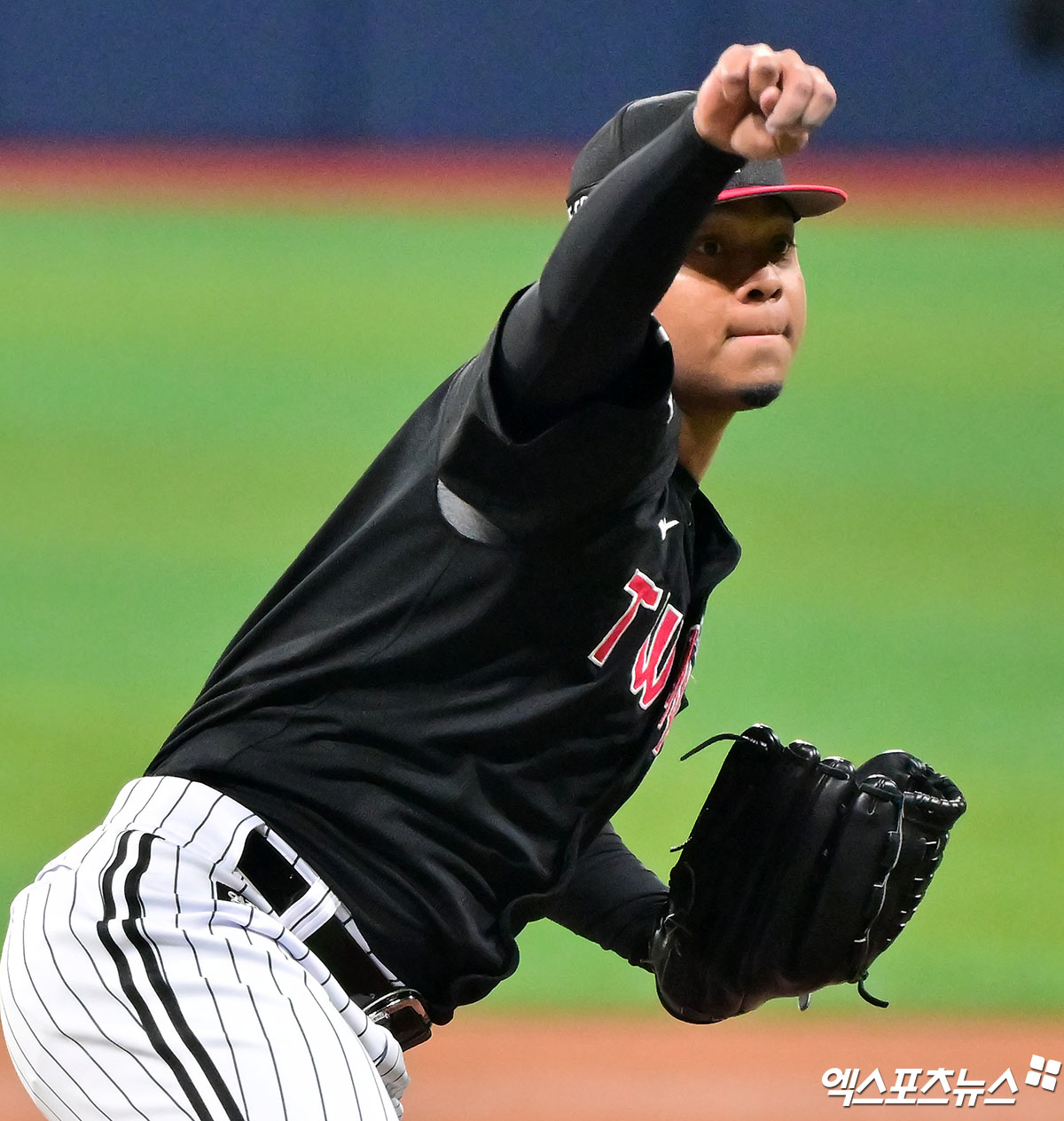 LG 트윈스 외국인 투수 엘리에이저 에르난데스가 지난 1일 부산 사직야구장에서 열린 2025 신한 SOL Bank KBO리그 롯데 자이언츠와의 팀 간 6차전에 선발등판, 4이닝 1실점을 기록했다. 사진 엑스포츠뉴스 DB