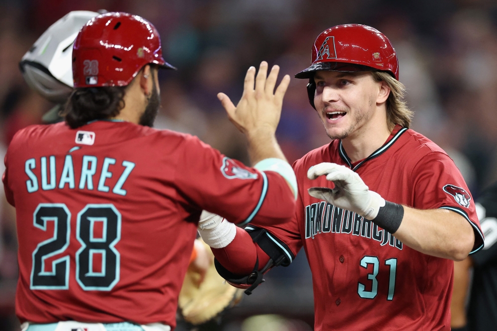 2일 미국 애리조나주 피닉스의 체이스필드에서 열린 2025 미국 메이저리그(MLB) 샌프란시스코 자이언츠와 애리조나 다이아몬드백스의 경기, 4회말 무사 1, 2루 애리조나 제이크 맥카시가 3점 홈런을 날린 뒤 팀 동료 에우제니오 수아레즈와 기뻐하고 있다. AFP 연합뉴스