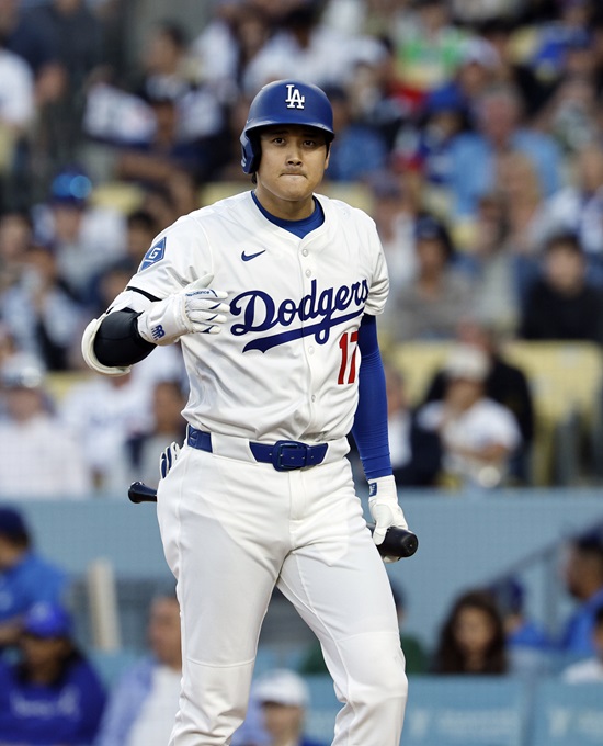 LA 다저스 오타니 쇼헤이가 2일(한국시간) 미국 캘리포니아주 로스앤젤레스의 다저스타디움에서 열린 시카고 화이트삭스와의 홈경기에서 4회말 도망가는 솔로홈런을 쏴 올렸다. 연합뉴스