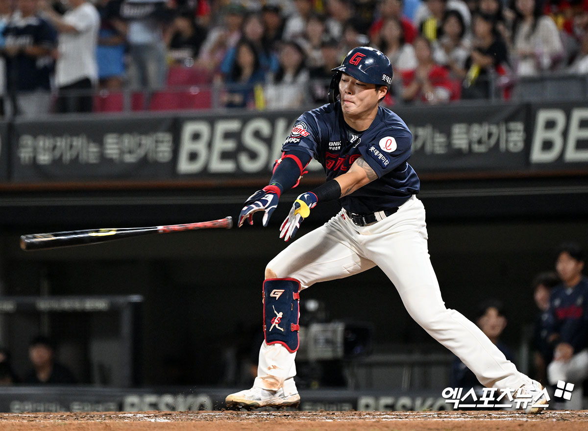 롯데 자이언츠 내야수 고승민이 2일 부산 사직야구장에서 열리는 2025 신한 SOL Bank KBO리그 LG 트윈스와의 팀 간 7차전에 앞서 1군 엔트리에서 말소됐다. 내복사근 부상으로 최소 2주 동안 회복에 전념하게 됐다. 사진 엑스포츠뉴스 DB