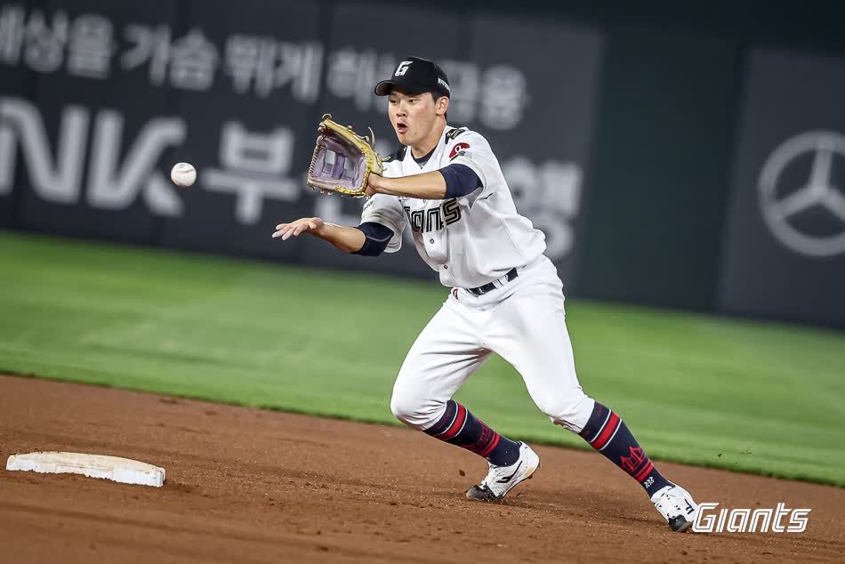 롯데 자이언츠 내야수 박찬형이 2일 부산 사직야구장에서 열리는 2025 신한 SOL Bank KBO리그 LG 트윈스와의 팀 간 7차전에 2번타자 겸 2루수로 선발 출전한다. 사진 롯데 자이언츠