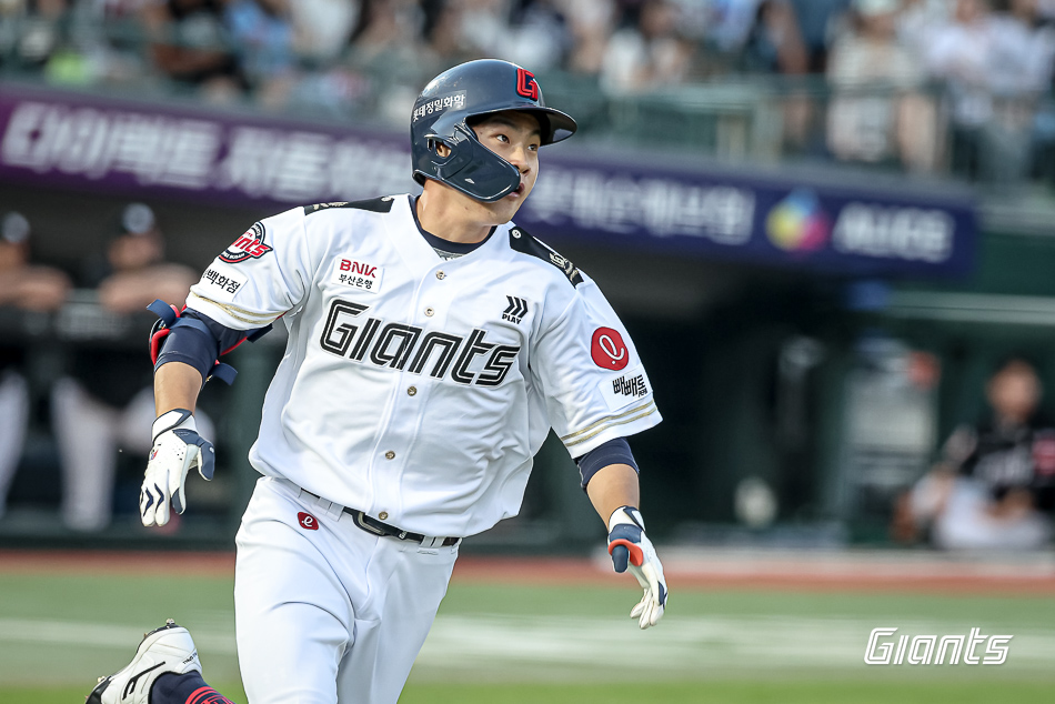 롯데 자이언츠 내야수 박찬형이 2일 부산 사직야구장에서 열리는 2025 신한 SOL Bank KBO리그 LG 트윈스와의 팀 간 7차전에 2번타자 겸 2루수로 선발 출전한다. 사진 롯데 자이언츠