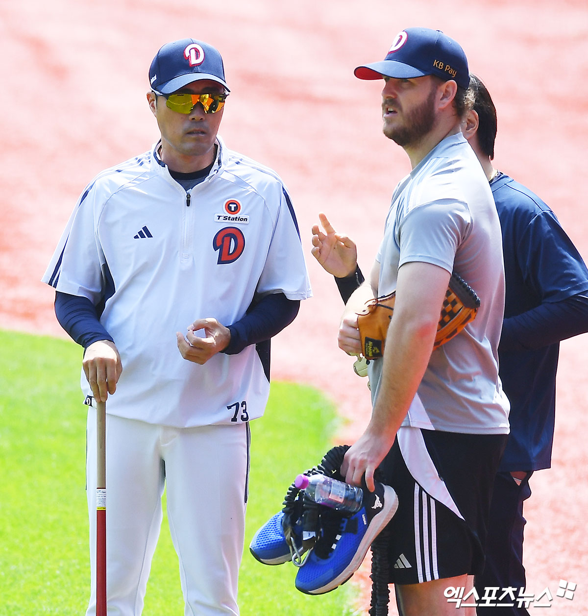 지난 6월 3일 오후 서울 송파구 잠실야구장에서 열리는 '2025 신한 SOL Bank KBO리그' KIA 타이거즈와 두산 베어스의 경기, 두산 조성환 감독대행이 콜 어빈과 대화를 나누고 있다. 엑스포츠뉴스 DB