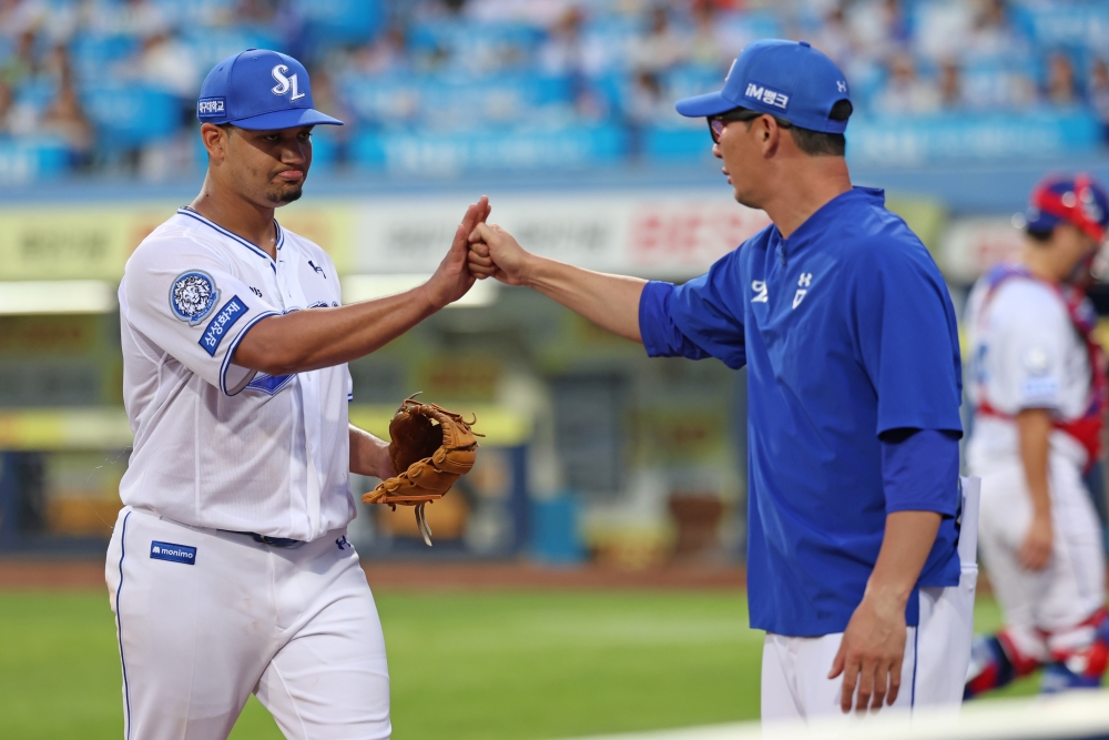 26일 오후 대구삼성라이온즈파크에서 열린 '2025 신한 SOL Bank KBO리그' 한화 이글스와 삼성 라이온즈의 경기, 삼성 선발 헤르손 가라비토가 이닝을 마친 뒤 더그아웃으로 향하고 있다. 삼성 라이온즈