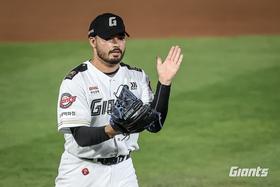 롯데 자이언츠 외국인 투수 알렉 감보아가 2일 부산 사직야구장에서 열린 2025 신한 SOL Bank KBO리그 LG 트윈스와의 팀 간 7차전에 선발등판, 6.2이닝 무실점 호투로 팀 승리를 이끌었다. 사진 롯데 자이언츠
