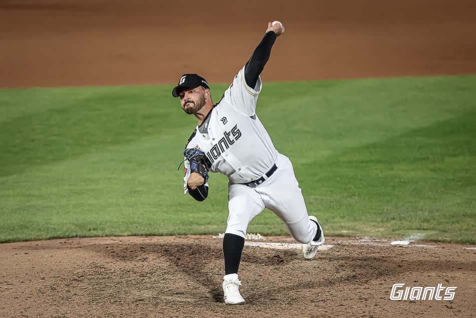 롯데 자이언츠 외국인 투수 알렉 감보아가 2일 부산 사직야구장에서 열린 2025 신한 SOL Bank KBO리그 LG 트윈스와의 팀 간 7차전에 선발등판, 6.2이닝 무실점 호투로 팀 승리를 이끌었다. 사진 롯데 자이언츠