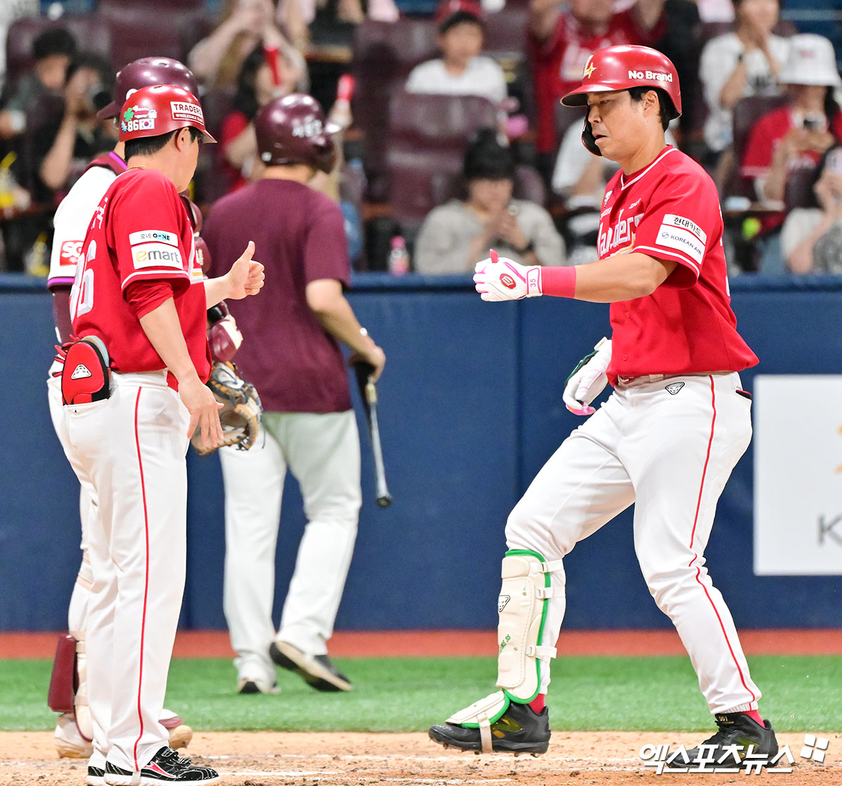 19일 오후 서울 구로구 고척스카이돔에서 열린 '2025 신한 SOL Bank KBO리그' SSG 랜더스와 키움 히어로즈의 경기, 4회초 SSG 한유섬이 솔로 홈런을 날린 후 그라운드를 돌고 있다. 엑스포츠뉴스 DB