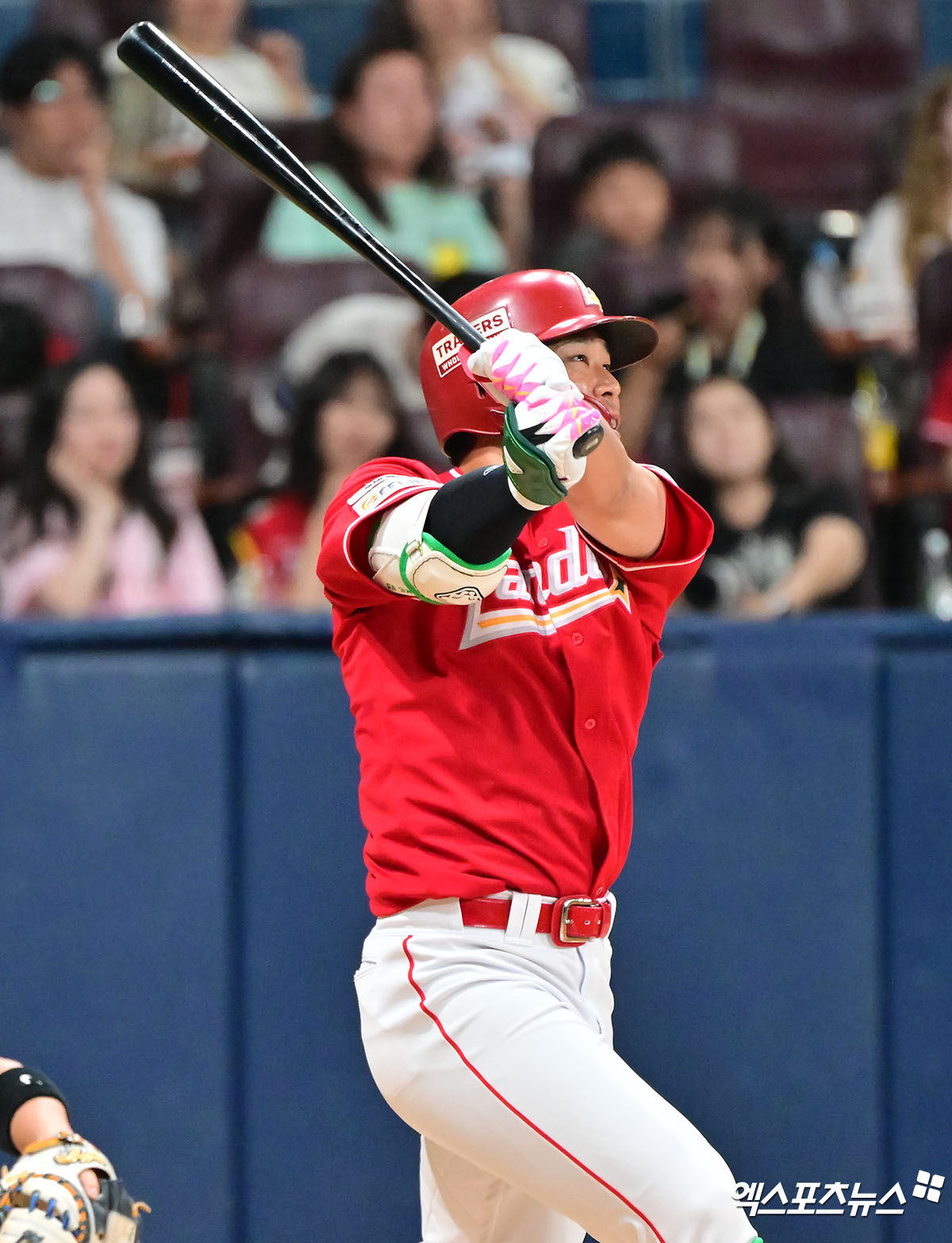 19일 오후 서울 구로구 고척스카이돔에서 열린 '2025 신한 SOL Bank KBO리그' SSG 랜더스와 키움 히어로즈의 경기, 4회초 SSG 한유섬이 솔로 홈런을 날리고 있다. 엑스포츠뉴스 DB