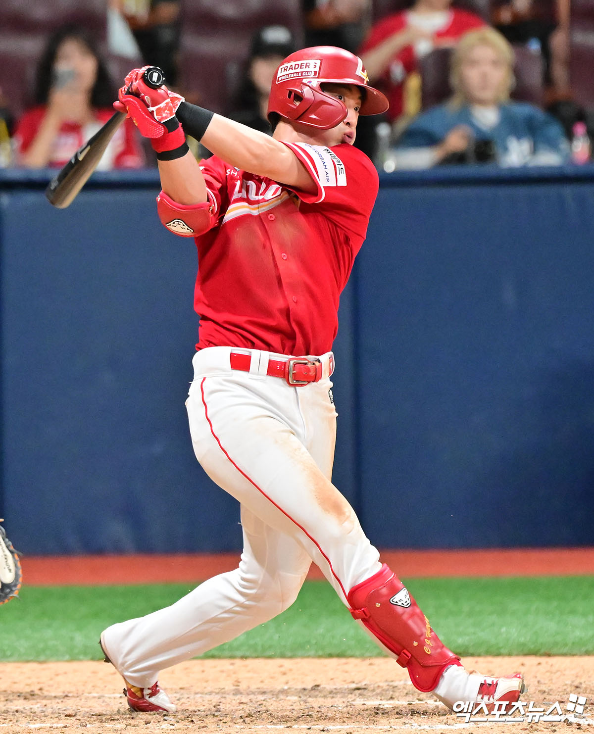 19일 오후 서울 구로구 고척스카이돔에서 열린 '2025 신한 SOL Bank KBO리그' SSG 랜더스와 키움 히어로즈의 경기, 9회초 2사 SSG 최지훈이 솔로 홈런을 날리고 있다. 엑스포츠뉴스 DB