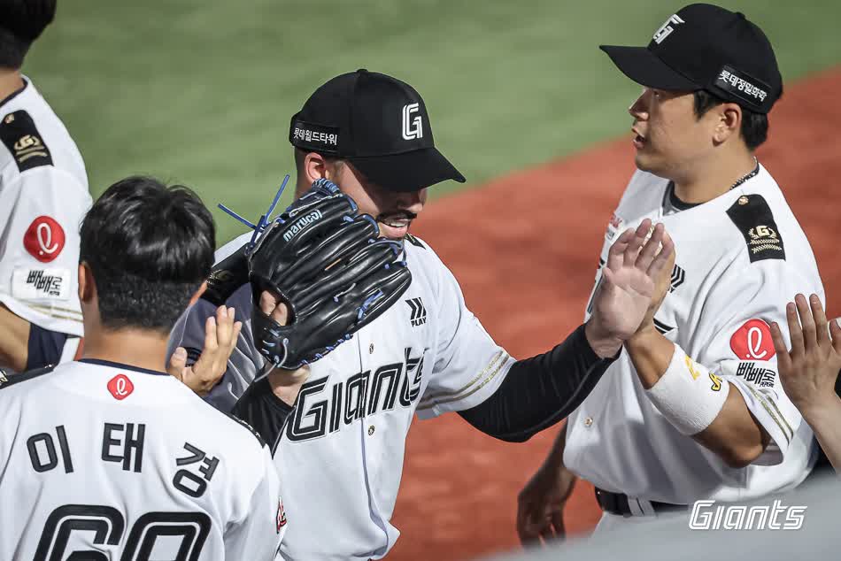 롯데 자이언츠 외국인 투수 알렉 감보아가 2일 부산 사직야구장에서 열린 2025 신한 SOL Bank KBO리그 LG 트윈스와의 팀 간 7차전에 선발등판, 6.2이닝 무실점 호투로 승리투수가 됐다. 사진 롯데 자이언츠