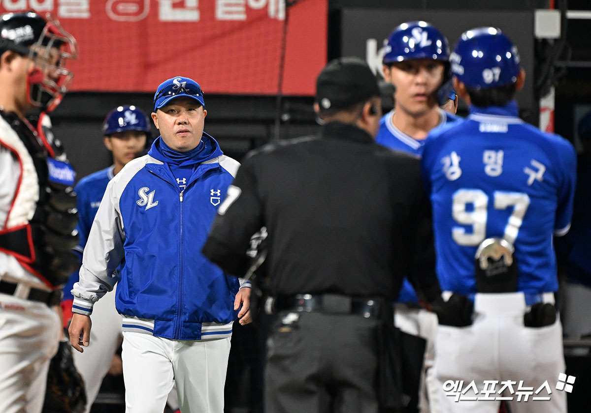 11일 오후 수원KT위즈파크에서 열린 '2025 신한 SOL Bank KBO리그' 삼성 라이온즈와 KT 위즈의 경기, 7회초 1사 2루 삼성 강민호의 어필이 길어지자 박진만 감독이 그라운드로 나오고 있다. 엑스포츠뉴스 DB