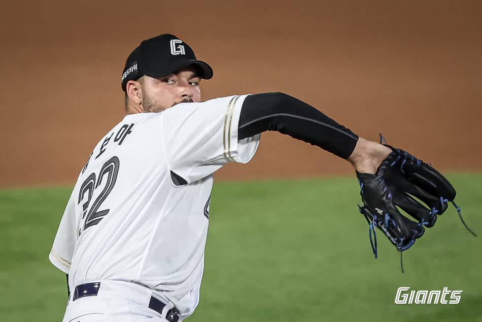 롯데 자이언츠 외국인 투수 알렉 감보아가 2일 부산 사직야구장에서 열린 2025 신한 SOL Bank KBO리그 LG 트윈스와의 팀 간 7차전에 선발등판, 6.2이닝 무실점 호투로 승리투수가 됐다. 사진 롯데 자이언츠